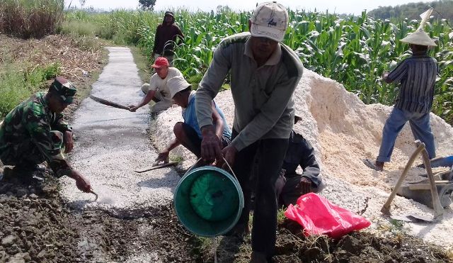 Ajak Poktan Selalu Bersemangat Dalam Bakti Sosial Untuk Pengecoran Jalan Kesawah